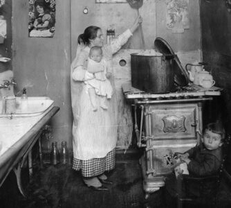 Off-Grid Laundry Easy with Hand-Crank Wringer Image